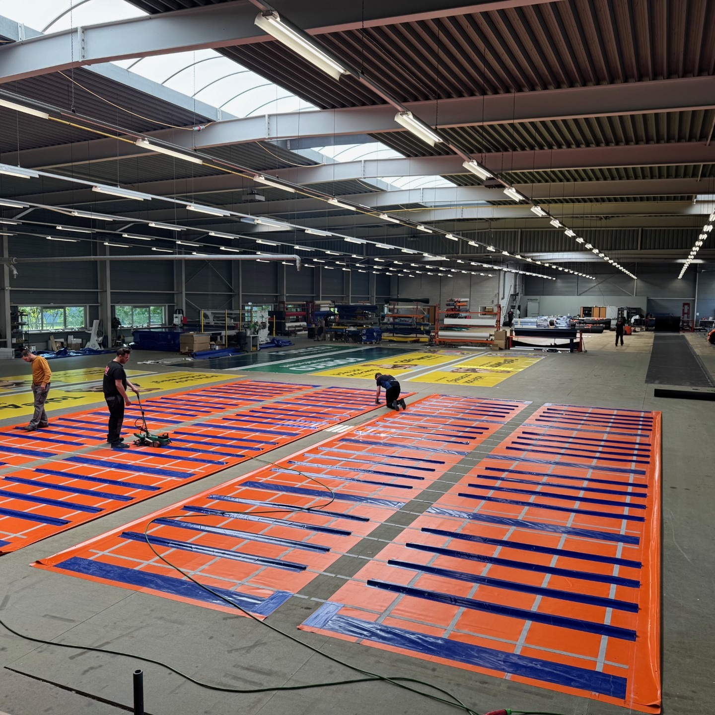 productiehal-oranje-banners