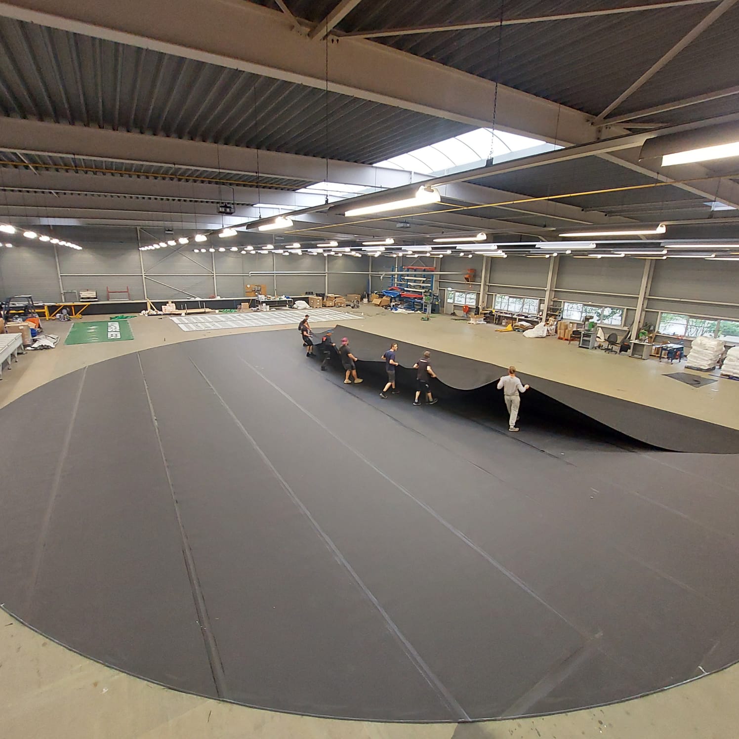 zwarte-zeil-uitrollen-teamwerk